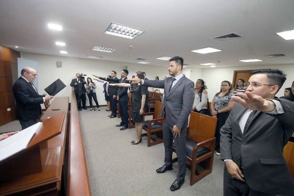 Ministro Diesel tomó juramento a actuarios judiciales