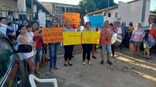 Conflictos en dos escuelas de Ñemby generan movilizaciones de padres y docentes - Nacionales - ABC Color