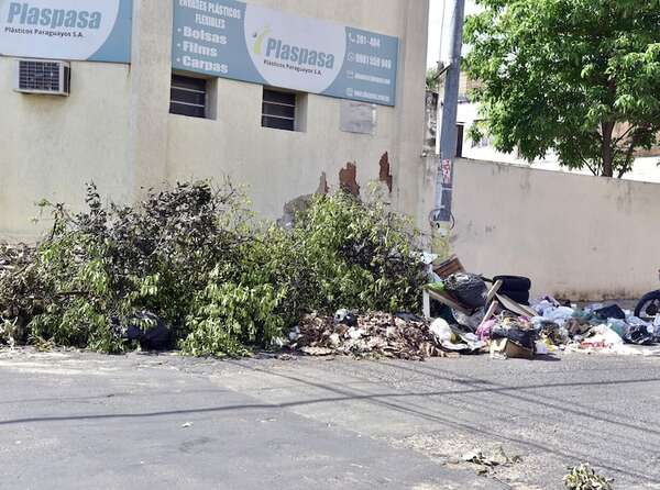 Azara: acceso al microcentro de Asunción, repleto de vertederos “clandestinos” - Nacionales - ABC Color