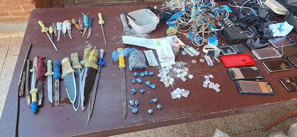 Requisa en el Cereso: incautan celulares, bebidas y estoques en pabellón del PCC - Nacionales - ABC Color
