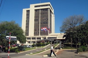 Municipalidad de Asunción adeuda becas a mejores egresados