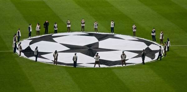 Versus / Minuto de silencio en las competiciones de UEFA por inundaciones en España