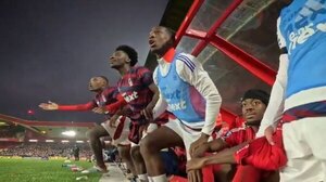 Versus / ¡Muy cerca! Así reaccionaron en el banco del Nottingham al "casi golazo" de Ramón Sosa