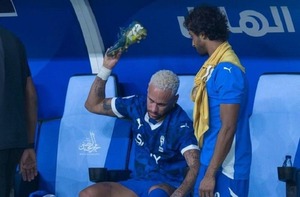 Neymar jugó media hora y volvió a salir por lesión