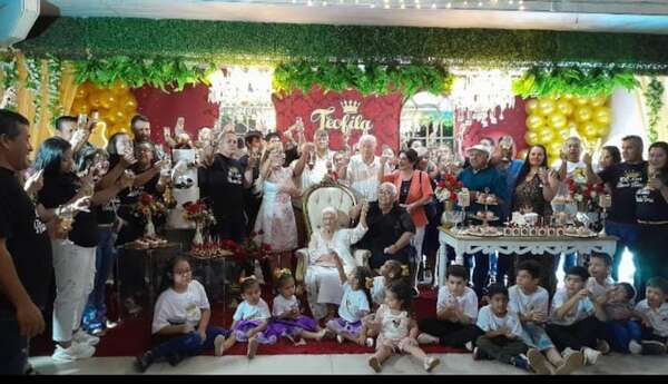 Doña Teófila festejó sus 100 años de vida rodeada de su familia - Nacionales - ABC Color