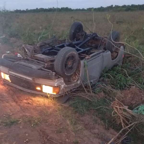 Vuelco fatal en camino rural, hacia Boquerón deja un muerto y dos heridos en Ñeembucú - Policiales - ABC Color
