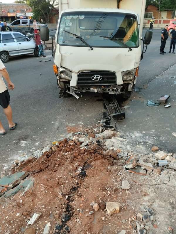 Video: aparatoso accidente de tránsito en Capiatá deja a dos personas heridas - Policiales - ABC Color