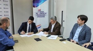 Pretenden que empresarios uruguayos inviertan en sectores forestales y zona franca de servicios
