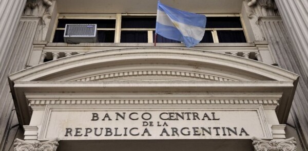 Banco Central de Argentina recorta tasa de interés a 35%