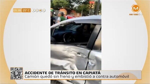 Camión sin frenos embistió un vehículo e impactaron una farmacia