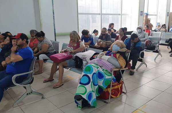 Pacientes se quejan por poca cantidad de especialistas, mientras IPS paga millonada por abogados - Nacionales - ABC Color