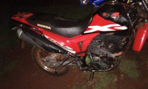 Motociclista fallece al embestir contra columna