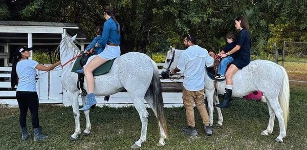 [GALERÍA] Las “comáis” Stephi Stegman y Nadia Ferreira purearon paseos a caballo