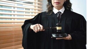 “Las magistradas se pelean por sus colágenos, por los jóvenes”