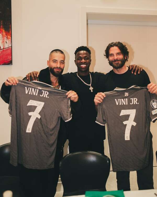 Vinícius regaló camisetas del Real Madrid a Maluma y Bradley Cooper - Gente - ABC Color