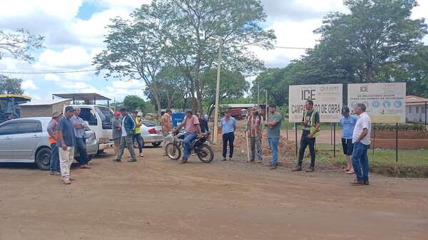 Trabajadores bloquean acceso a constructora vial por falta de pago de salarios - Nacionales - ABC Color