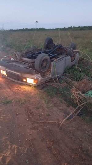 Aparatoso vuelco de camioneta deja un fallecido en Ñeembucú - 1000 Noticias