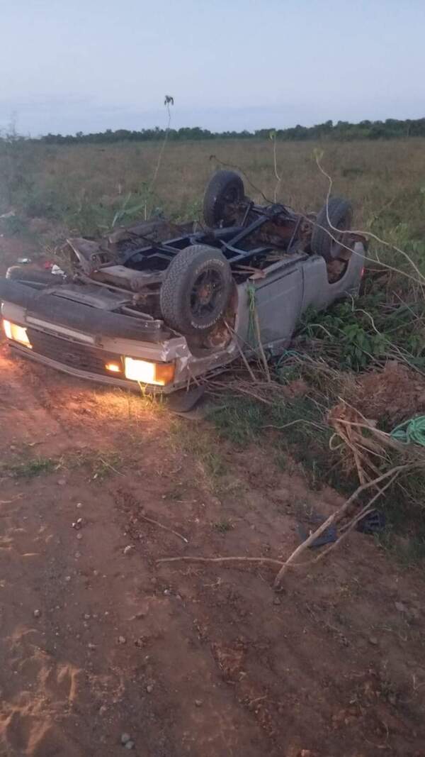 Aparatoso vuelco de camioneta deja un fallecido en Ñeembucú - 1000 Noticias