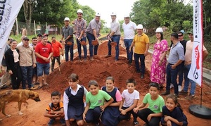 Gobernador da palada inicial para la construcción de obras en San Joaquín - Noticiero Paraguay