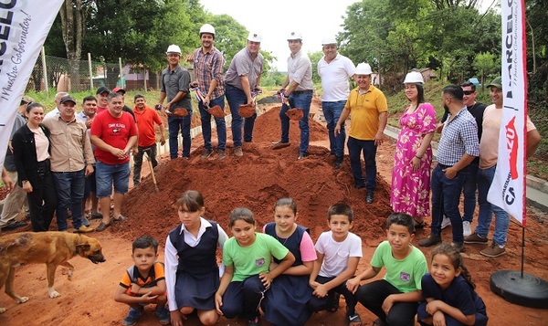 Gobernador da palada inicial para la construcción de obras en San Joaquín - Noticiero Paraguay