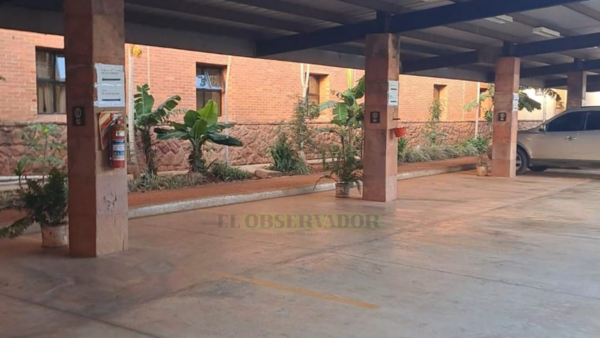 A las 7:55, varios lugares seguían vacíos, en estacionamiento destinado a magistrados