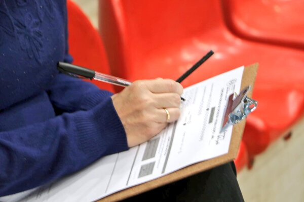 Banco de datos: Más de 17.400 maestros rinden examen en cuatro Departamentos - ADN Digital