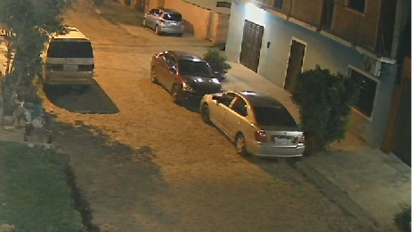 Video: Así se roban en 5 minutos un auto estacionado frente a una casa en Villa Elisa