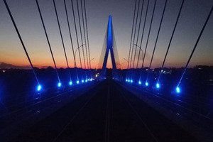 Lucha contra el cáncer de próstata: El Puente de la Integración luce de azul - La Clave