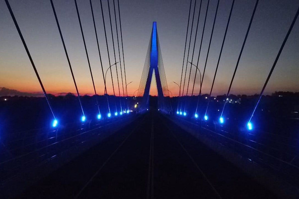 Lucha contra el cáncer de próstata: El Puente de la Integración luce de azul - La Clave