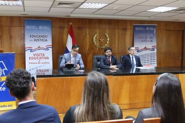 Alumnos de Derecho visitaron Palacio de Justicia de Capital