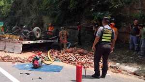Video: Dos personas atrapadas tras vuelco de camión que transportaba ladrillos en la zona de Pedrozo