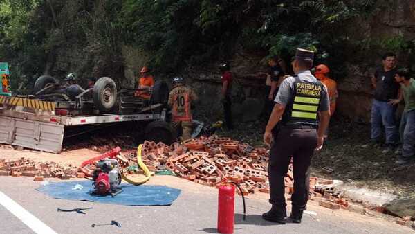 Video: Dos personas atrapadas tras vuelco de camión que transportaba ladrillos en la zona de Pedrozo