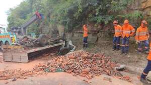 Nuevo accidente en Pedrozo: camión volcó tras fallas en frenos - Policiales - ABC Color
