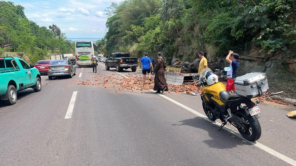 Camión que transportaba ladrillos volcó en Pedrozo: hay dos heridos - trece