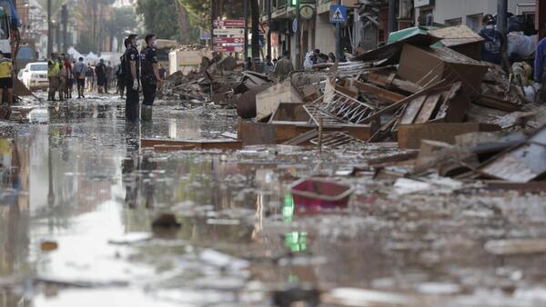 Gobierno español anuncia ayudas multimillonarias una semana después de las inundaciones