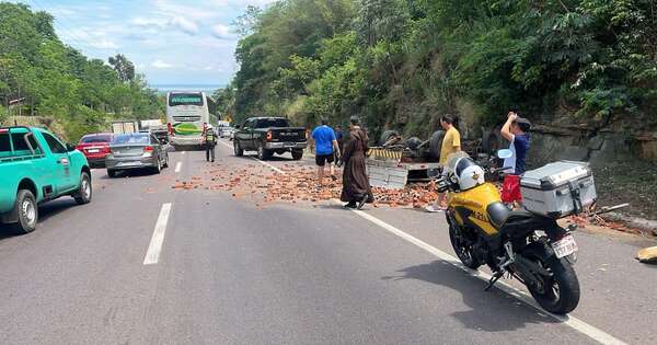 La Nación / Camión que llevaba ladrillos volcó en zona de Pedrozo y dejó dos heridos