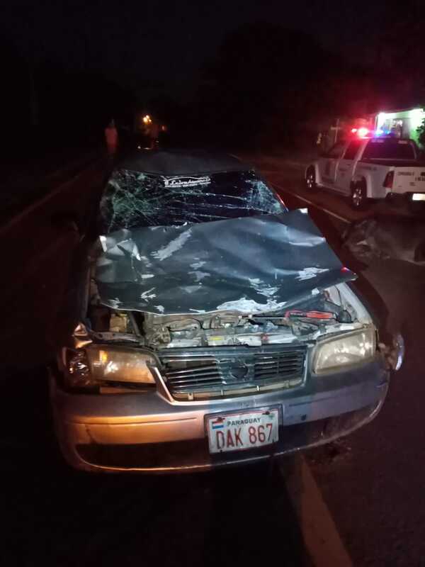 Automóvil chocó contra un toro en Itaybu