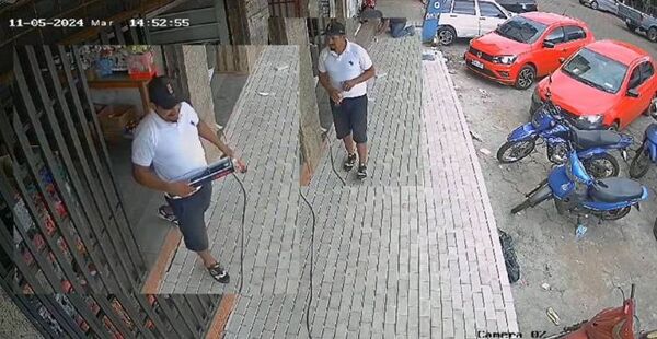 Descuidista simula ser cliente y se roba un cuchillo de pesca de un local comercial