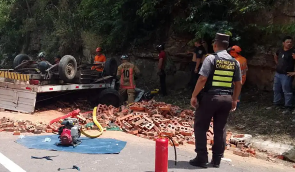 Accidente en Pedrozo: Camión vuelca y deja a dos ocupantes atrapados