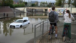 En España, las torrenciales lluvias inundan Barcelona