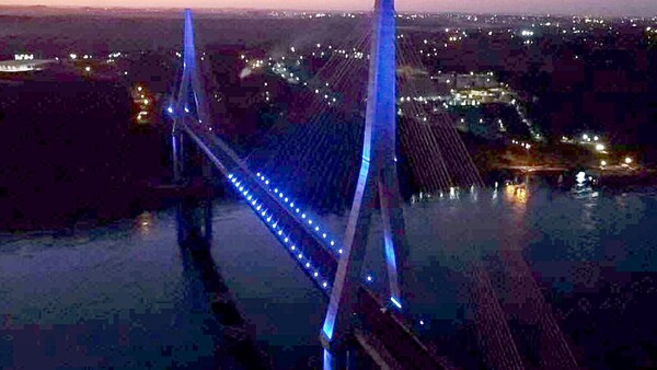 Iluminan de azul puente para concienciar sobre el cáncer de próstata