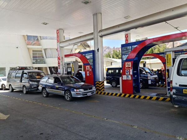 Estaciones de servicio se declaran en emergencia ante la falta de combustible en Bolivia