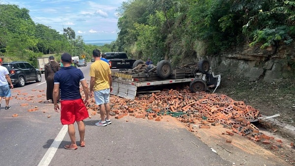 Dos heridos estables tras volcamiento de camión en Pedrozo
