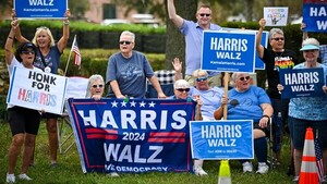 Harris aparece por sorpresa en la sede demócrata para llamar por teléfono a votantes