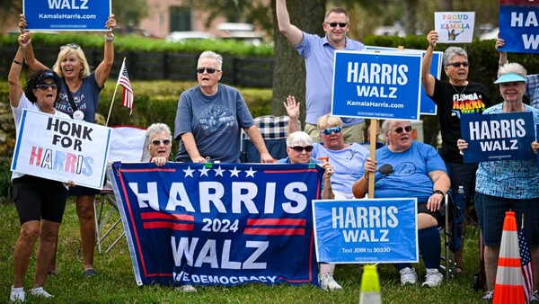 Harris aparece por sorpresa en la sede demócrata para llamar por teléfono a votantes