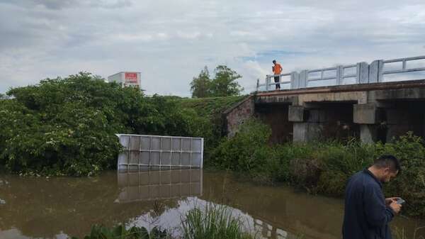 Dos heridos tras la caída de un camión en un arroyo en Caapucú - Policiales - ABC Color