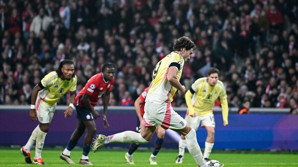 Vlahovic, de penal, evita otro bombazo del Lille