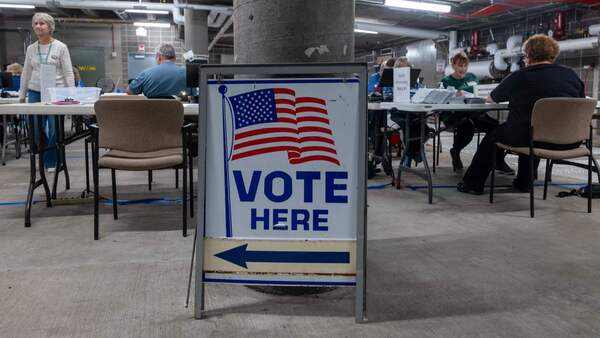 Empiezan a cerrar los centros de votación en Estados Unidos