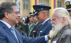 En una misma ceremonia, Petro condecora a militares, policías y exguerrilleros del M-19
