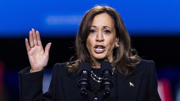 Harris pospone su discurso tras unos resultados en clara desventaja frente a Trump